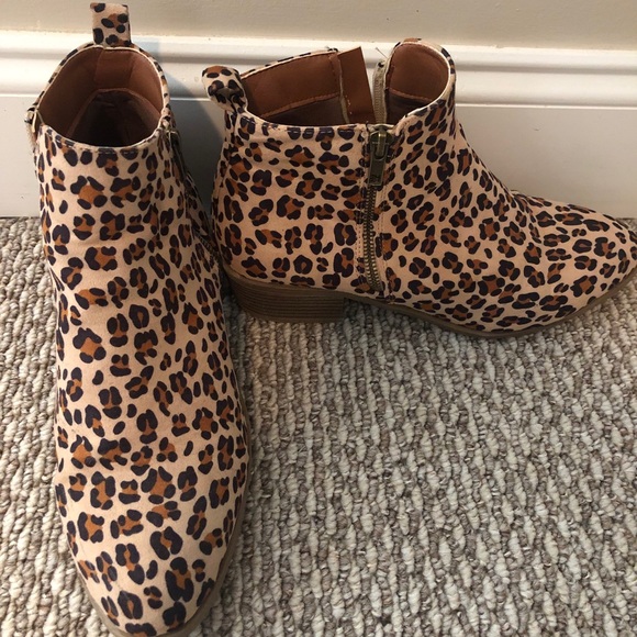 Leopard print short booties. - Picture 1 of 2
